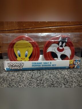 Looney Tunes Tweety Bird & Sylvester Ceramic Salt & Pepper Shakers